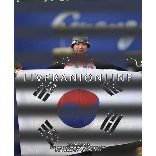 (101123) -- GUANGZHOU, Nov. 23, 2010 () -- Gold medalist South Korean Yun Ok Hee poses during the awarding ceremony for the women\'s individual of archery at the 16th Asian Games in Guangzhou, south China\'s Guangdong Province, Nov. 23, 2010.(/Gesang Dawa)(sss) ©PHOTOSHOT/Agenzia Aldo Liverani Sas - ITALY ONLY: CINA - 16mi GIOCHI OLIMPICI ASIATICI