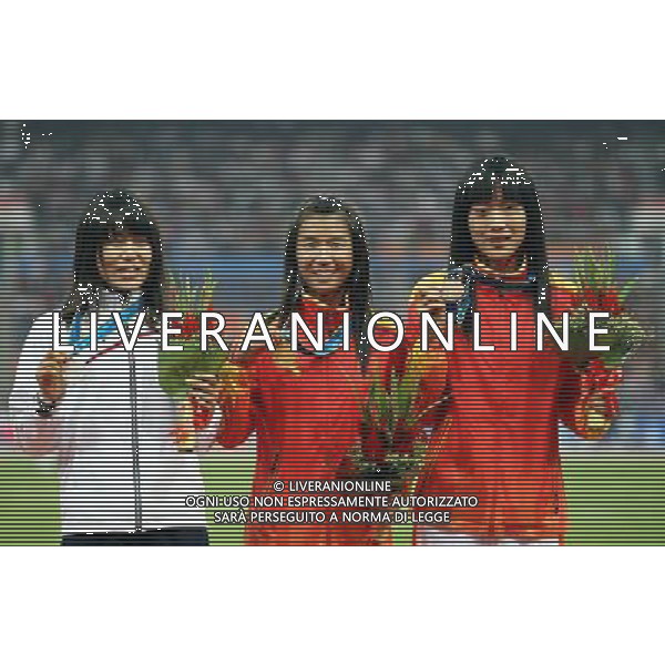(101123) -- GUANGZHOU, Nov. 23, 2010 () -- Gold medalist China\'s Liu Hong (C), silver medalist Japan\'s Masumi Fuchise (L) and bronze medalist China\'s Li Yanfei pose for photos during the awarding ceremony for the women\'s 20km race walking at the 16th Asian Games in Guangzhou, south China\'s Guangdong Province, Nov. 23, 2010. (/Liao Yujie) ©PHOTOSHOT/Agenzia Aldo Liverani Sas - ITALY ONLY: CINA - 16mi GIOCHI OLIMPICI ASIATICI