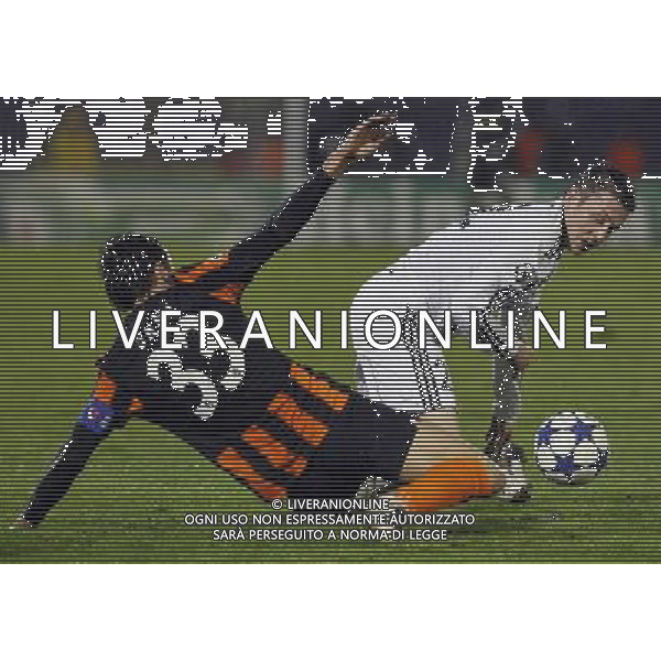 BELGRADO ( SERBIA) - COPPA UEFA CHAMPIONS LEAGUE 2010-2001 gruppo H : partita - Partizan Belgrade vs FC Shakhtar Donetsk nella foto: Sasa Ilic ( Partizan Belgrade) - Darijo Srna from FC Shakhtar Donetsk © Srdjan Stevanovic/Starsportphoto - Newspix.pl - Ag. Aldo Liverani sas ITALY ONLY 