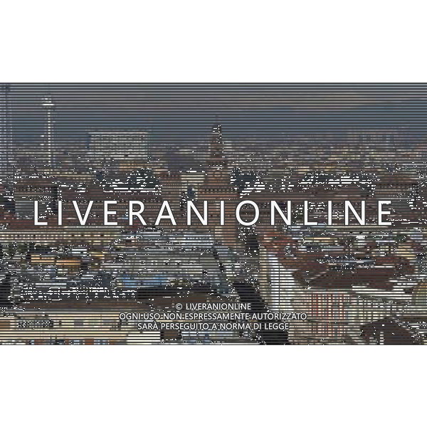 MILANO 24/11/2010 UNA GIORNATA DI SOLE A MILANO NELLA FOTO IL CASTELLO SFORZESCO FOTO ROMANO/AG ALDO LIVERANI