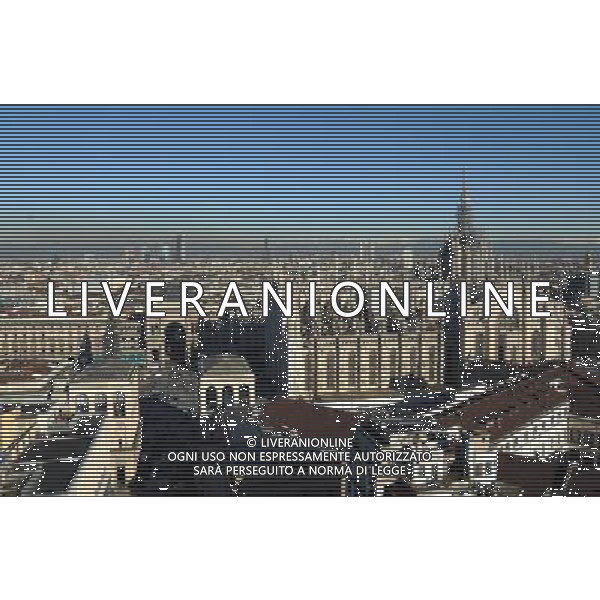 MILANO 24/11/2010 UNA GIORNATA DI SOLE A MILANO NELLA FOTO IL DUOMO FOTO ROMANO/AG ALDO LIVERANI