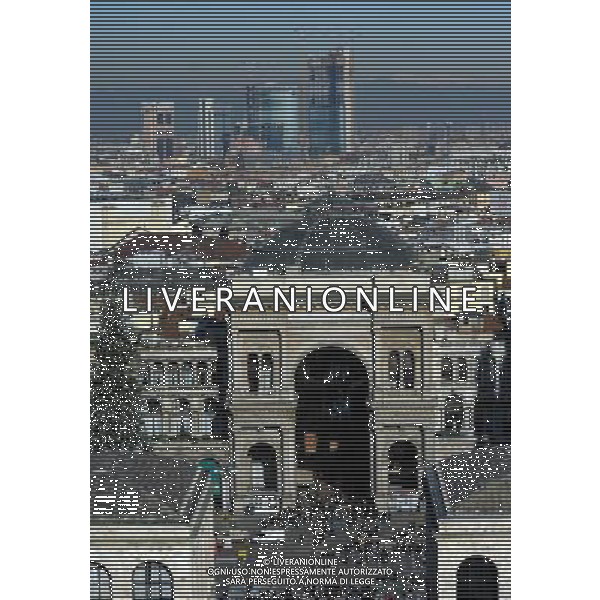 MILANO 24/11/2010 UNA GIORNATA DI SOLE A MILANO NELLA FOTO LA GALLERIA E DIETRO I NUOVI GRATACIELI DELLA ZONA GARIBALDI FOTO ROMANO/AG ALDO LIVERANI