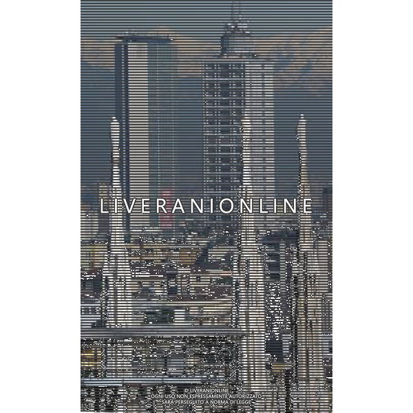 MILANO 24/11/2010 UNA GIORNATA DI SOLE A MILANO NELLA FOTO LE GUGLIE DEL DUOMO CON DIETRO IL PIRELONE SEDE DELLA REGIONE LOMBARDIA FOTO ROMANO/AG ALDO LIVERANI