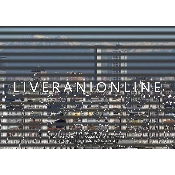 MILANO 24/11/2010 UNA GIORNATA DI SOLE A MILANO NELLA FOTO LE GUGLIE DEL DUOMO CON DIETRO IL PIRELONE SEDE DELLA REGIONE LOMBARDIA FOTO ROMANO/AG ALDO LIVERANI