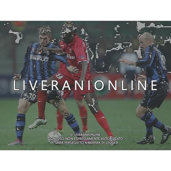 Milano 24-11-2010 Champions League 2010/11 inter-twente 1:0 nella foto davide santon, douglas e esteban cambiasso ph marco luzzani/ag aldo liverani s.a.s.