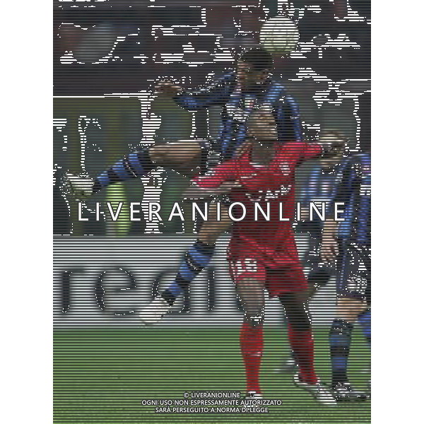 Milano 24-11-2010 Champions League 2010/11 inter-twente 1:0 nella foto obiora nwankwo e douglas ph marco luzzani/ag aldo liverani s.a.s.