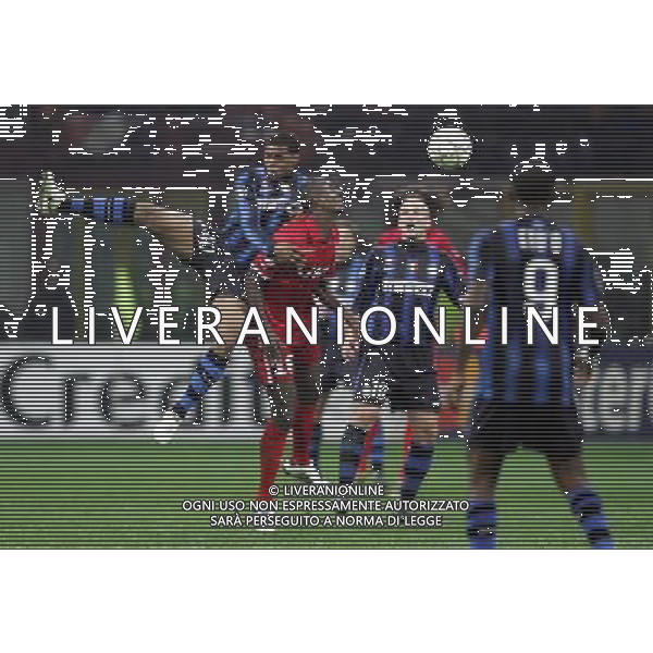 Milano 24-11-2010 Champions League 2010/11 inter-twente 1:0 nella foto obiora nwankwo e douglas ph marco luzzani/ag aldo liverani s.a.s.