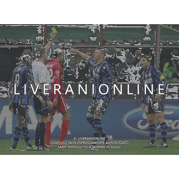 Milano 24-11-2010 Champions League 2010/11 inter-twente 1:0 nella foto ammonizione lucio ph marco luzzani/ag aldo liverani s.a.s.