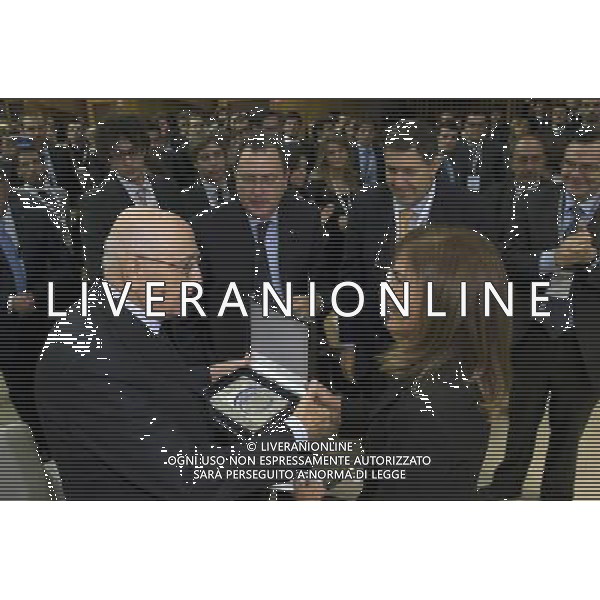 Roma - 25/11/2010 - LUISS Guido Carli - Aula Magna \' Mario Arcelli \' - Convegno 100 Giovani per 100 anni - nella foto: Giorgio Napolitano riceve da Emma Marcegaglia la targa \'Centenario Confindustria\' © Fabrizio Corradetti - ag. Aldo Liverani sas