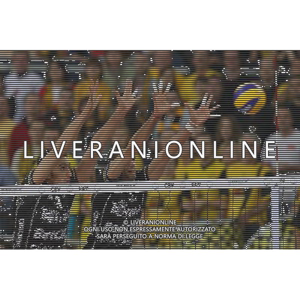 24.11.2010 LODZ ULICA BANDURSKIEGO ATLAS ARENA SIATKOWKA MEZCZYZN LIGA MISTRZOW CEV VOLLEYBALL CHAMPIONS LEAGUE 2011 MECZ PGE SKRA BELCHATOW - TRENTINO VOLLEY NELLA FOTO . EMANUELE BIRARELLI (L) OSMANY JUANTORENA PORTUONDO (P) ( POLAND SPORT VOLLEYBALL LEAGUE CEV GAME MATCH ) FOTO MATEUSZ TRZUSKOWSKI/CYFRASPORT/NEWSPIX.PL --- Newspix.pl AG ALDO LIVERANI ONLY ITALY *** Local Caption *** www.newspix.pl mail us: info@newspix.pl call us: 0048 022 23 22 222 --- Polish Picture Agency by Ringier Axel Springer Poland
