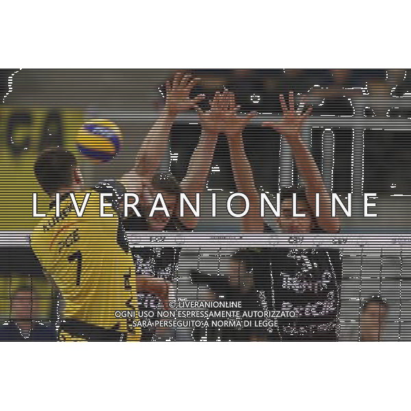 24.11.2010 LODZ ULICA BANDURSKIEGO ATLAS ARENA SIATKOWKA MEZCZYZN LIGA MISTRZOW CEV VOLLEYBALL CHAMPIONS LEAGUE 2011 MECZ PGE SKRA BELCHATOW - TRENTINO VOLLEY NELLA FOTO. BARTOSZ KUREK (L) DORE DELLA LUNGA (C) EMANUELE BIRARELLI (P) ( POLAND SPORT VOLLEYBALL LEAGUE CEV GAME MATCH ) FOTO MATEUSZ TRZUSKOWSKI/CYFRASPORT/NEWSPIX.PL --- Newspix.pl AG ALDO LIVERANI ONLY ITALY *** Local Caption *** www.newspix.pl mail us: info@newspix.pl call us: 0048 022 23 22 222 --- Polish Picture Agency by Ringier Axel Springer Poland