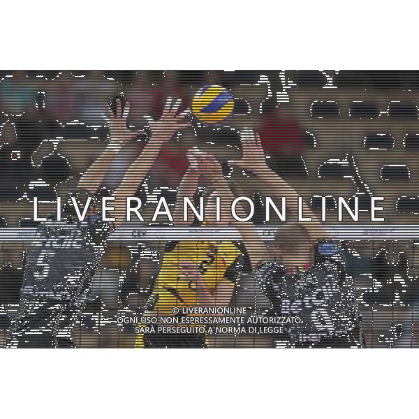 24.11.2010 LODZ- ATLAS ARENA (LODZ, POLAND - ATLAS ARENA) SIATKOWKA MEZCZYZN (MEN\'S VOLLEYBALL), CEV LIGA MISTRZOW MEZCZYZN (CEV VOLLEYBALL CHAMPIONS LEAGUE MEN\'S); GRUPA D (POOL D), MECZ PGE SKRA BELCHATOW - TRENTINO BETCLIC TRENTO (GAME PGE SKRA BELCHATOW - TRENTINO BET CLIC TRENTO) NELLA FOTO OSMANY JUANTORENA (L), MARIUSZ WLAZLY (C), ANDREA SALA (P) FOTO LUKASZ GROCHALA/ CYFRASPORT/NEWSPIX.PL --- Newspix.pl AG ALDO LIVERANI ONLY ITALY *** Local Caption *** www.newspix.pl mail us: info@newspix.pl call us: 0048 022 23 22 222 --- Polish Picture Agency by Ringier Axel Springer Poland