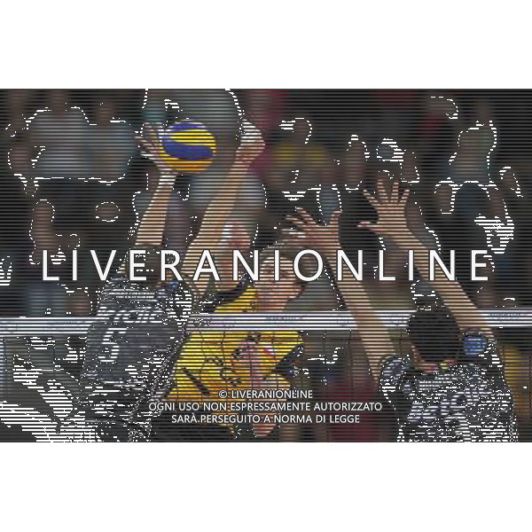 24.11.2010 LODZ- ATLAS ARENA (LODZ, POLAND - ATLAS ARENA) SIATKOWKA MEZCZYZN (MEN\'S VOLLEYBALL), CEV LIGA MISTRZOW MEZCZYZN (CEV VOLLEYBALL CHAMPIONS LEAGUE MEN\'S); GRUPA D (POOL D), MECZ PGE SKRA BELCHATOW - TRENTINO BETCLIC TRENTO (GAME PGE SKRA BELCHATOW - TRENTINO BET CLIC TRENTO) NELLA FOTO OSMANY JUANTORENA (L), MARIUSZ WLAZLY (C), RAPHAEL DE OLIVIEIRA (P) FOTO LUKASZ GROCHALA/ CYFRASPORT/NEWSPIX.PL --- Newspix.pl AG ALDO LIVERANI ONLY ITALY *** Local Caption *** www.newspix.pl mail us: info@newspix.pl call us: 0048 022 23 22 222 --- Polish Picture Agency by Ringier Axel Springer Poland