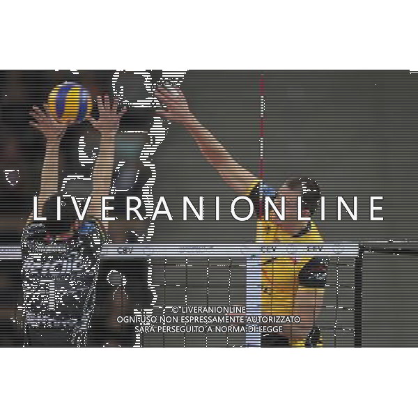 24.11.2010 LODZ- ATLAS ARENA (LODZ, POLAND - ATLAS ARENA) SIATKOWKA MEZCZYZN (MEN\'S VOLLEYBALL), CEV LIGA MISTRZOW MEZCZYZN (CEV VOLLEYBALL CHAMPIONS LEAGUE MEN\'S); GRUPA D (POOL D), MECZ PGE SKRA BELCHATOW - TRENTINO BETCLIC TRENTO (GAME PGE SKRA BELCHATOW - TRENTINO BET CLIC TRENTO) NELLA FOTO RAPHAEL DE OLIVIEIRA (L), BARTOSZ KUREK (P) FOTO LUKASZ GROCHALA/ CYFRASPORT/NEWSPIX.PL --- Newspix.pl AG ALDO LIVERANI ONLY ITALY *** Local Caption *** www.newspix.pl mail us: info@newspix.pl call us: 0048 022 23 22 222 --- Polish Picture Agency by Ringier Axel Springer Poland
