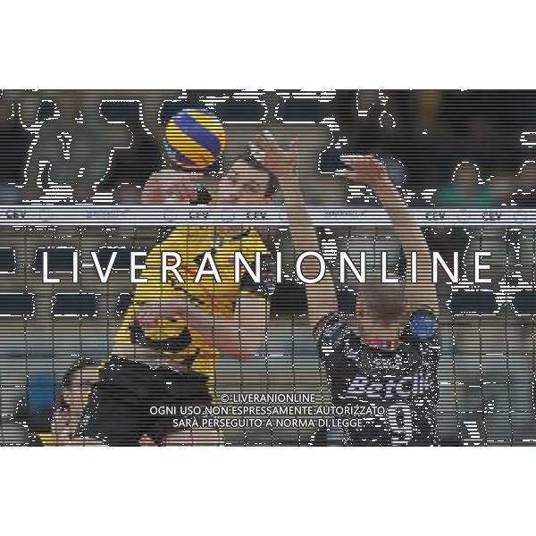 LODZ 24.11.2010 VOLLEYBALL CHAMPIONS LEAGUE MATCH: SKRA BELCHATOW - TRENTINO VOLLEY NELLA FOTO DANIEL PLINSKI (L), ANDREA SALA (P) FOT. PIOTR KUCZA/NEWSPIX.PL-AG ALDO LIVERANI ONLY ITALY 