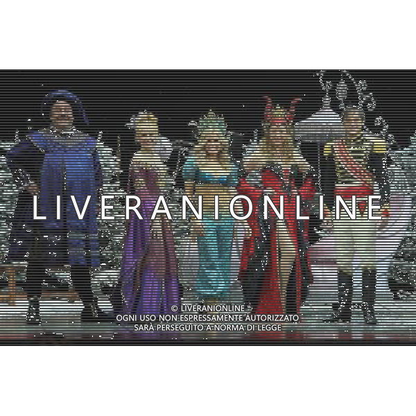 Pictured: Cliff Parisi, Anita Dobson, Melinda Messenger, Claire Sweeney and Gareth Gates First Family Entertainment press launch photocall, PIccadilly Theatre, London, UK. 26/11/2010 Byline: Retna Pictures/Kiera Fyles /PHOTOSHOT/AG ALDO LIVERANI SAS - ITALY ONLY -