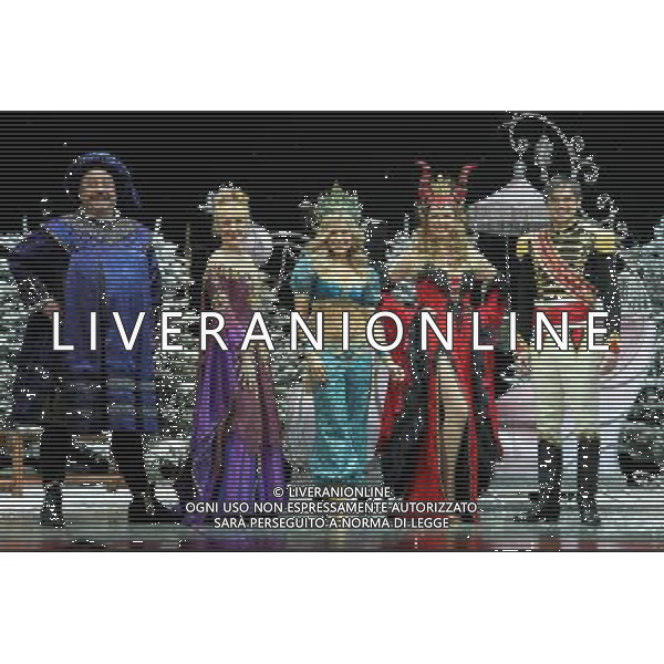 Pictured: Cliff Parisi, Anita Dobson, Melinda Messenger, Claire Sweeney and Gareth Gates First Family Entertainment press launch photocall, PIccadilly Theatre, London, UK. 26/11/2010 Byline: Retna Pictures/Kiera Fyles /PHOTOSHOT/AG ALDO LIVERANI SAS - ITALY ONLY -