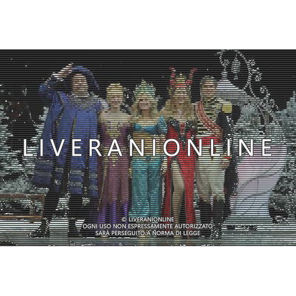 Pictured: Cliff Parisi, Anita Dobson, Melinda Messenger, Claire Sweeney and Gareth Gates First Family Entertainment press launch photocall, PIccadilly Theatre, London, UK. 26/11/2010 Byline: Retna Pictures/Kiera Fyles /PHOTOSHOT/AG ALDO LIVERANI SAS - ITALY ONLY -