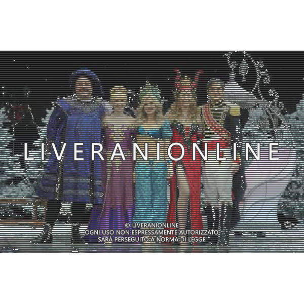 Pictured: Cliff Parisi, Anita Dobson, Melinda Messenger, Claire Sweeney and Gareth Gates First Family Entertainment press launch photocall, PIccadilly Theatre, London, UK. 26/11/2010 Byline: Retna Pictures/Kiera Fyles /PHOTOSHOT/AG ALDO LIVERANI SAS - ITALY ONLY -