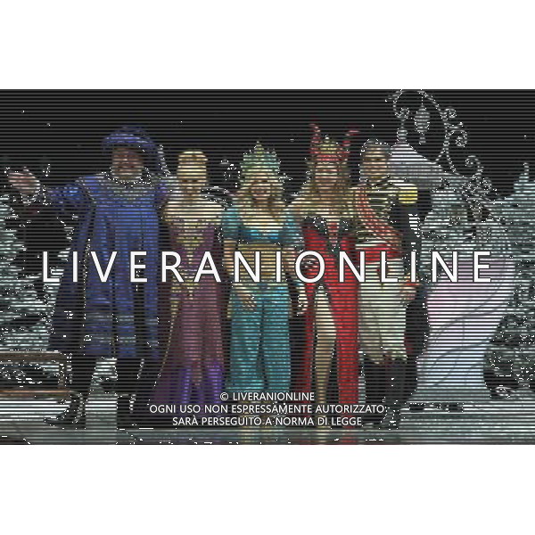 Pictured: Cliff Parisi, Anita Dobson, Melinda Messenger, Claire Sweeney and Gareth Gates First Family Entertainment press launch photocall, PIccadilly Theatre, London, UK. 26/11/2010 Byline: Retna Pictures/Kiera Fyles /PHOTOSHOT/AG ALDO LIVERANI SAS - ITALY ONLY -