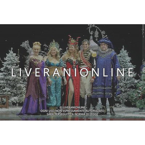 Pictured: Cliff Parisi, Anita Dobson, Melinda Messenger, Claire Sweeney and Gareth Gates First Family Entertainment press launch photocall, PIccadilly Theatre, London, UK. 26/11/2010 Byline: Retna Pictures/Kiera Fyles /PHOTOSHOT/AG ALDO LIVERANI SAS - ITALY ONLY -