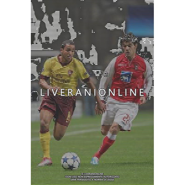 20101123: BRAGA, PORTUGAL - SC Braga vs Arsenal FC: UEFA Champions League 2010/2011 Group H Round 5. nella foto Walcott and Luis Aguiar PHOTO: Pedro Benavente/CITYFILES /ALDO LIVERANI ONLY ITALY 