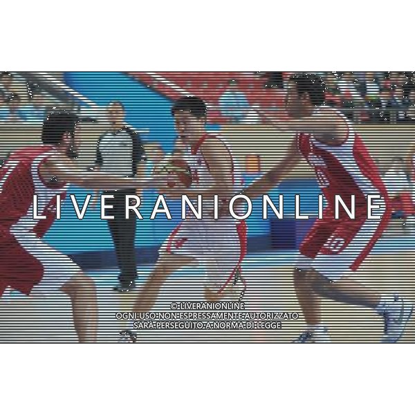 (101126) -- GUANGZHOU, Nov. 26, 2010 () -- Choe Song Jin (C) of DPRK breaks through during the men\'s basketball match against Jordan at the 16th Asian Games in Guangzhou, south China\'s Guangdong Province, Nov. 26, 2010. Jordan won the match 79-74 and ranked the 7th. (/Li Gang) - Xinhua - Photoshot - Ag. Aldo Liverani sas ITALY ONLY CINA - 16mi GIOCHI ASIATICI : PALLACANESTRO ( BASKET)