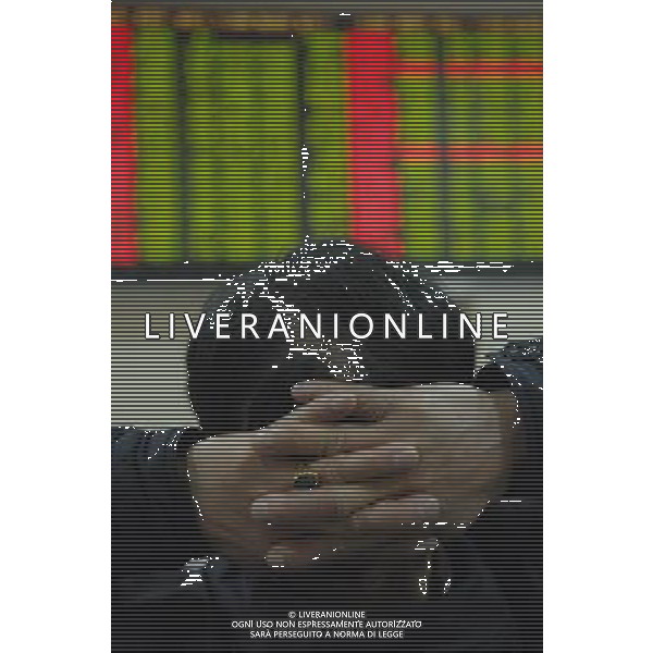 (101130) -- HANGZHOU, Nov. 30, 2010 () -- An investor views an electronic board at a stock trading hall in Hangzhou, capital of east China\'s Zhejiang Province, Nov. 30, 2010. China\'s stocks tumbled nearly two percent Tuesday on concerns of more tightening measures amid escalating inflation. The benchmark Shanghai Composite Index lost 1.61 percent, or 46.18 points, to close at 2,820.18. The Shenzhen Component Index dropped 1.60 percent, or 200.26 points, to end at 12,336.29. (/Huang Zongzhi) AG. ALDO LIVERANI SAS ITALY ONLY