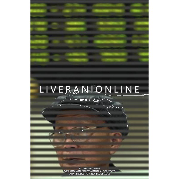 (101130) -- HANGZHOU, Nov. 30, 2010 () -- An investor views an electronic board at a stock trading hall in Hangzhou, capital of east China\'s Zhejiang Province, Nov. 30, 2010. China\'s stocks tumbled nearly two percent Tuesday on concerns of more tightening measures amid escalating inflation. The benchmark Shanghai Composite Index lost 1.61 percent, or 46.18 points, to close at 2,820.18. The Shenzhen Component Index dropped 1.60 percent, or 200.26 points, to end at 12,336.29. (/Huang Zongzhi) AG. ALDO LIVERANI SAS ITALY ONLY