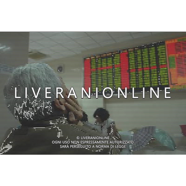 (101130) -- HANGZHOU, Nov. 30, 2010 () -- An investor views an electronic board at a stock trading hall in Hangzhou, capital of east China\'s Zhejiang Province, Nov. 30, 2010. China\'s stocks tumbled nearly two percent Tuesday on concerns of more tightening measures amid escalating inflation. The benchmark Shanghai Composite Index lost 1.61 percent, or 46.18 points, to close at 2,820.18. The Shenzhen Component Index dropped 1.60 percent, or 200.26 points, to end at 12,336.29. (/Huang Zongzhi) AG. ALDO LIVERANI SAS ITALY ONLY