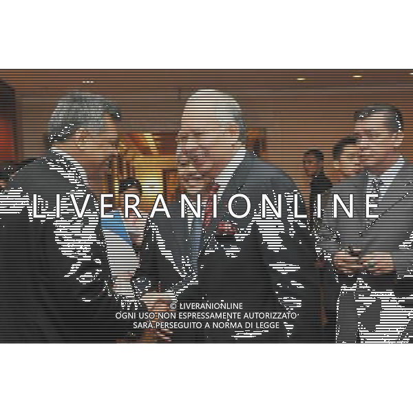 (101130) -- KUALA LUMPUR, Nov. 30, 2010 () -- Malaysian Prime Minister Najib Razak (2nd L) shakes hands with Surin Pitsuwan (1st L), ASEAN secretary-general, during the Seventh ASEAN Finance Ministers\' Investors Seminar in Kuala Lumpur, capital of Malaysia, Nov. 30, 2010. (/Chong Voon Chung) (lyi) AG. ALDO LIVERANI SAS ITALY ONLY