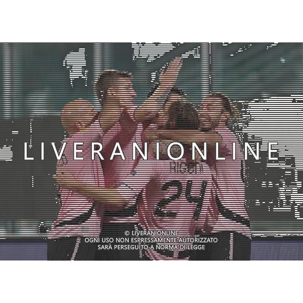 GIUSEPPE SERGI - ALDO LIVERANI 02-12-10 Palermo : Palermo - sparta praga uefa europa league 2010-11 Nella foto: rigoni festeggiato dai compagni dopo il gol