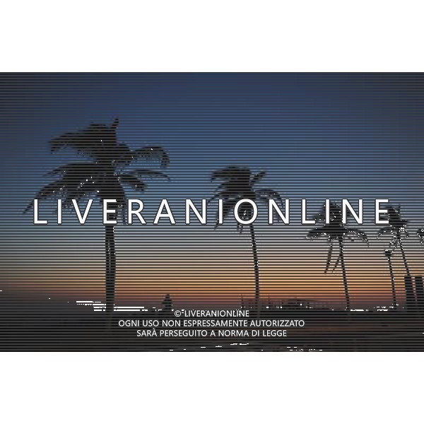 Una persona che cammina sulla strada lungo la costa di Dakar, capitale del Senegal, 1 dicembre 2010. Dakar  situato sulla penisola di Cap-Vert, sulla costa atlantica del paese e sul bordo occidentale dell\'Africa. (/ Haitao Ding) (WJD) Photoshot-AGALDOLIVERANI ONLYITALY
