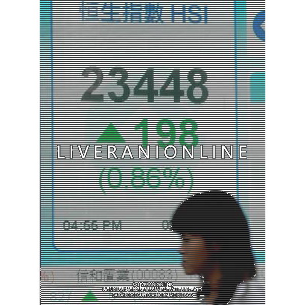(101202) -- HONG KONG, Dec. 2, 2010 () -- A pedestrian walks past an electronic panel displaying Hang Seng Index in Hong Kong, south China, Dec. 2, 2010. Hong Kong stocks closed up 198.98 points, or 0.86 percent, at 23,448.78 on Thursday. (/Wong Pun Keung) AG. ALDO LIVERANI SAS ITALY ONLY *** Local Caption ***