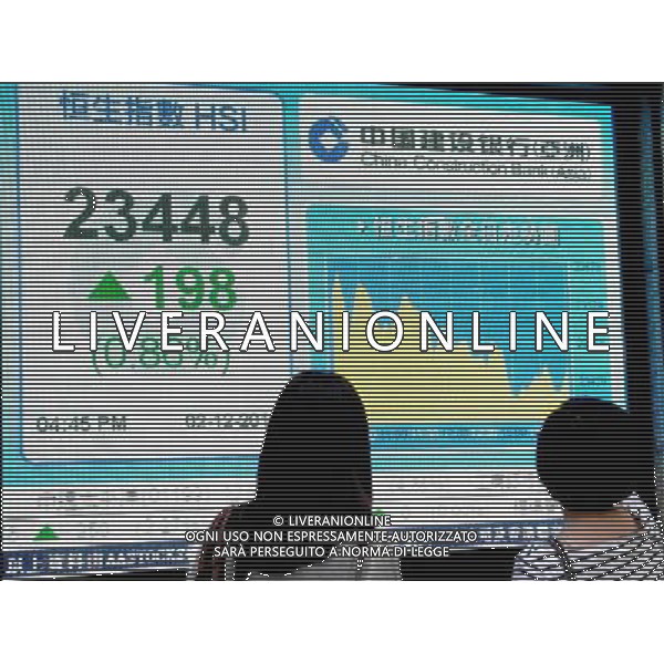 (101202) -- HONG KONG, Dec. 2, 2010 () -- Pedestrians looks at an electronic panel displaying Hang Seng Index in Hong Kong, south China, Dec. 2, 2010. Hong Kong stocks closed up 198.98 points, or 0.86 percent, at 23,448.78 on Thursday. (/Wong Pun Keung) AG. ALDO LIVERANI SAS ITALY ONLY