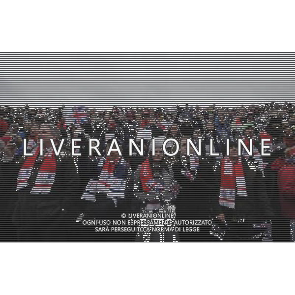 Fans of the England bid await outside the City Hall for the announcement of the host of the World Cup 2018, London, Great Britain on 2 December 2010. (FACUNDO ARRIZABALAGA) b1142 ©photoshot/Agenzia Aldo Liverani Sas - ITALY ONLY - Londra, Gran Bretagna il 2 dicembre 2010. La delusione dei tifosi inglesi, dopo l\'annuncio che la Coppa del Mondo, Mondiali del 2018 si giocheranno in Russia