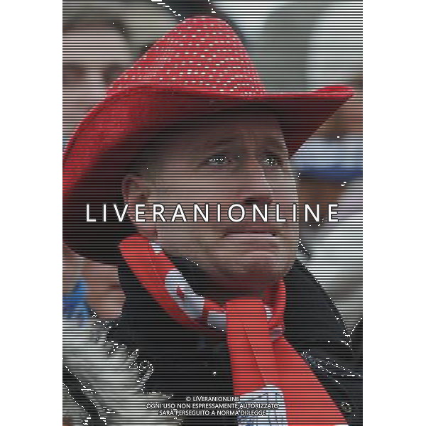 Fans of the England bid await outside the City Hall for the announcement of the host of the World Cup 2018, London, Great Britain on 2 December 2010. (FACUNDO ARRIZABALAGA) b1142 ©photoshot/Agenzia Aldo Liverani Sas - ITALY ONLY - Londra, Gran Bretagna il 2 dicembre 2010. La delusione dei tifosi inglesi, dopo l\'annuncio che la Coppa del Mondo, Mondiali del 2018 si giocheranno in Russia