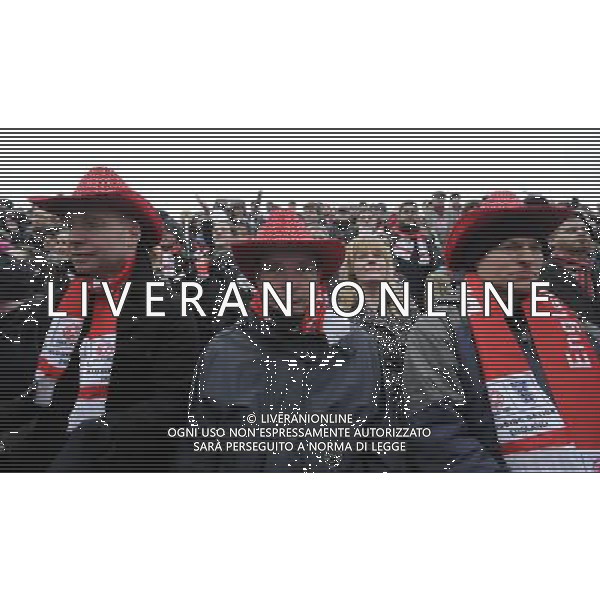 Fans of the England bid await outside the City Hall for the announcement of the host of the World Cup 2018, London, Great Britain on 2 December 2010. (FACUNDO ARRIZABALAGA) b1142 ©photoshot/Agenzia Aldo Liverani Sas - ITALY ONLY - Londra, Gran Bretagna il 2 dicembre 2010. La delusione dei tifosi inglesi, dopo l\'annuncio che la Coppa del Mondo, Mondiali del 2018 si giocheranno in Russia