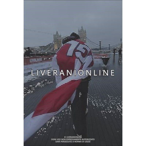 An England fan show his disappointment outside the City Hall, after the announcement that the World Cup 2018 goes to Russia, London, Great Britain on 2 December 2010. (FACUNDO ARRIZABALAGA) b1142 ©photoshot/Agenzia Aldo Liverani Sas - ITALY ONLY - Londra, Gran Bretagna il 2 dicembre 2010. La delusione dei tifosi inglesi, dopo l\'annuncio che la Coppa del Mondo, Mondiali del 2018 si giocheranno in Russia