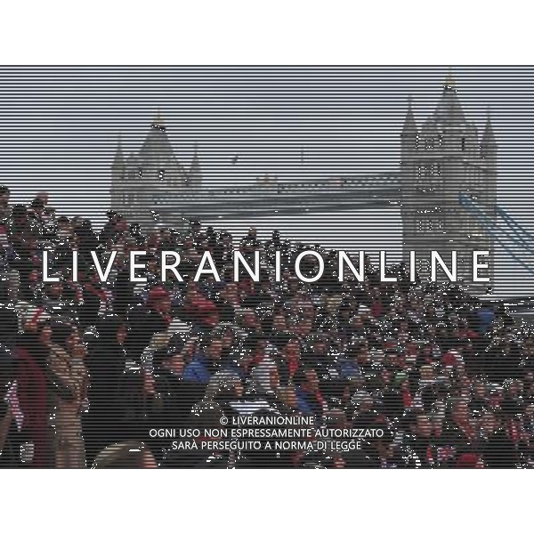 England fans show their disappointment outside the City Hall, after the announcement that the World Cup 2018 goes to Russia, London, Great Britain on 2 December 2010. (FACUNDO ARRIZABALAGA) b1142 ©photoshot/Agenzia Aldo Liverani Sas - ITALY ONLY - Londra, Gran Bretagna il 2 dicembre 2010. La delusione dei tifosi inglesi, dopo l\'annuncio che la Coppa del Mondo, Mondiali del 2018 si giocheranno in Russia