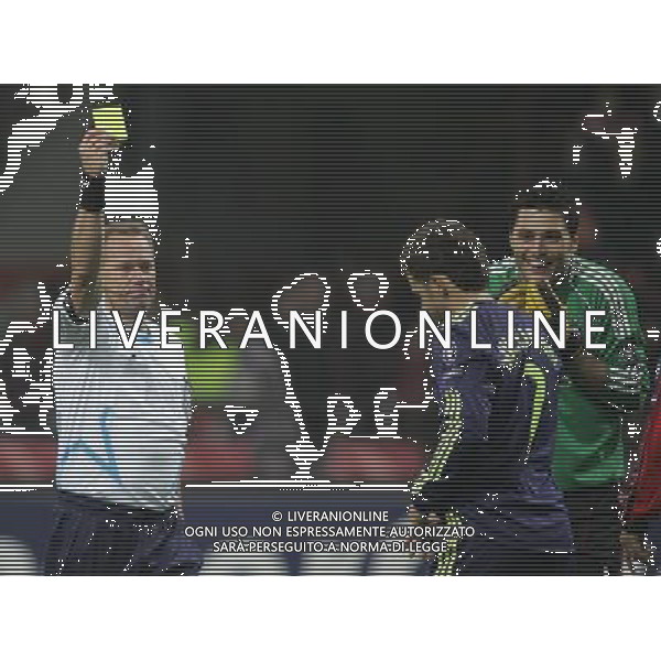 Milan - Ajax Champions League 08/12/2010 nella foto l\'arbitro bo larsen annulla il rigore e ammonisce sulejmani su segnalazione dell\'arbitro sulla linea di fondo ©luzzani/Agenzia Aldo Liverani Sas