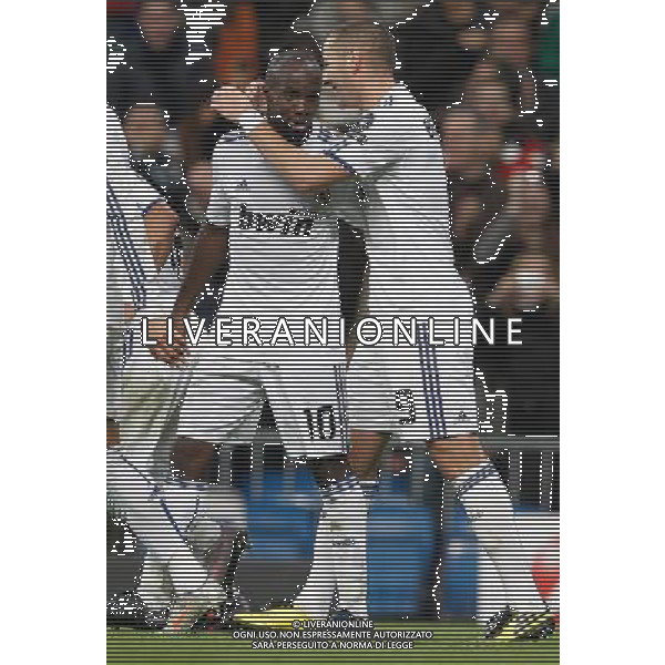 MADRID 09/12/2010 CHAMPIONS LEGUE REAL MADRID-AUXERRE NELLA FOTO Karim Benzema (goal) and Lassana Diarra FOTOALFAQUI-AG ALDO LIVERANI ONLY ITALY 