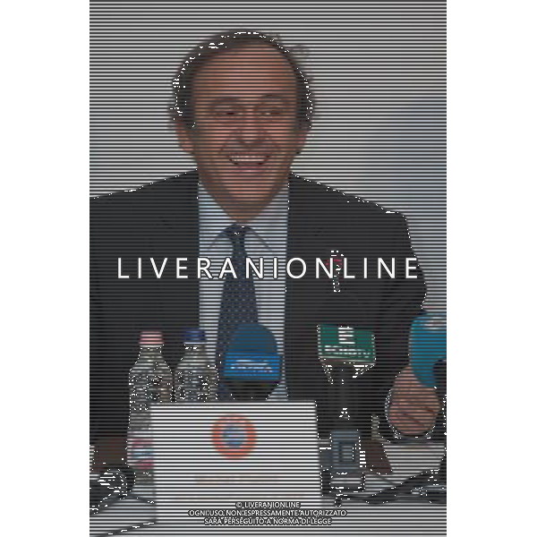 BUDAPEST, 9 dic 2010 () - L\'Unione delle associazioni europee di calcio (UEFA), il presidente Michel Platini (L) onori Federcalcio ungherese Sandor Presidente Csanyi con una bandiera della UEFA nel corso di una conferenza stampa a Budapest, in Ungheria, l\'8 dicembre , 2010. ÊÊÊPlatini ha invitato il primo ministro ungherese Viktor Orban per sostenere il gioco del calcio, contribuendo a frenare le lotterie che coinvolgono gioco di fissaggio e di sostenere i giocatori junior, dato che dal prossimo gennaio, l\'Ungheria a rotazione nella presidenza dell\'Unione europea. ÊÊÊ(/ Attila Všlgyi) Photoshot-agaldoliverani onlyitaly 