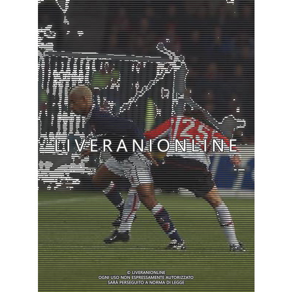 PERUGIA 03/03/2004 3° TURNO COPPA UEFA 2003-2004 GARA RITORNO PSV EINDHOVEN - PERUGIA NELLA FOTO:ZE MARIA CONTRASTATO DA DE JONG* FOTO 1905/ROBERTO SETTONCE/ALDO LIVERANI S.A.S.