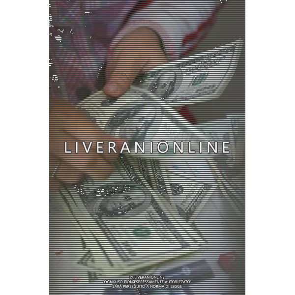 FILIPPINE - CAMBIO DI DOLLARI IN UNA BANCA DI MANILA © Rouelle Umali - Xinhua - Ag. Aldo Liverani sas ITALY ONLY