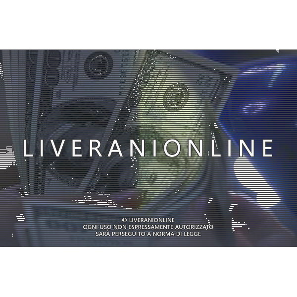 FILIPPINE - CAMBIO DI DOLLARI IN UNA BANCA DI MANILA © Rouelle Umali - Xinhua - Ag. Aldo Liverani sas ITALY ONLY