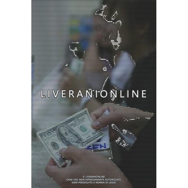 FILIPPINE - CAMBIO DI DOLLARI IN UNA BANCA DI MANILA © Rouelle Umali - Xinhua - Ag. Aldo Liverani sas ITALY ONLY