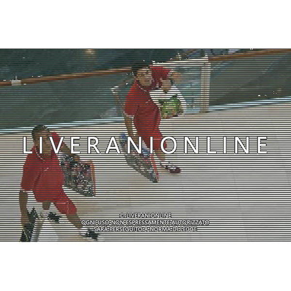 20101211: ABU DHABI, UNITED ARAB EMIRATES - Internacional Porto Alegre players shopping at a mall in Abu Dhabi, a few days before their debut on the FIFA Club World Cup 2010. In picture: Derley and Giuliano. PHOTO: CITYFILES/NEWSPIX.PL ZJEDNOCZONE EMIRATY ARABSKIE KLUBOWE MISTRZOSTWA SWIATA PILKA NOZNA PORTUGAL,BRAZIL,SPAIN,GERMANY,FRANCE,UK OUT !!! --- Newspix.pl /Agenzia Aldo Liverani Sas - ITALY ONLY - I giocatori dell\' International Porto Alegre ad ABU DHABI, negli Emirati Arabi Uniti per partecipare al FIFA World Cup 2010, Mondiale per Club, Coppa Intercontinentale 13/12/2010 *** Local Caption *** www.newspix.pl mail us: info@newspix.pl call us: 0048 022 23 22 222 --- Polish Picture Agency by Ringier Axel Springer Poland