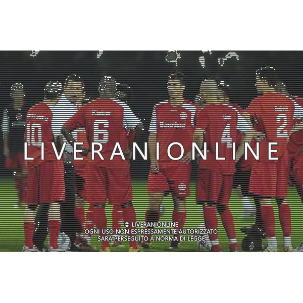 20101212: ABU DHABI, UNITED ARAB EMIRATES - Internacional Porto Alegre training for the FIFA Club World Cup 2010. In picture: coach Celso Roth (L) with players. PHOTO: CITYFILES/NEWSPIX.PL ZJEDNOCZONE EMIRATY ARABSKIE KLUBOWE MISTRZOSTWA SWIATA PILKA NOZNA PORTUGAL,BRAZIL,SPAIN,GERMANY,FRANCE,UK OUT !!! --- Newspix.pl /Agenzia Aldo Liverani Sas - ITALY ONLY - I giocatori dell\' International Porto Alegre ad ABU DHABI, negli Emirati Arabi Uniti per partecipare al FIFA World Cup 2010, Mondiale per Club, Coppa Intercontinentale 13/12/2010 *** Local Caption *** www.newspix.pl mail us: info@newspix.pl call us: 0048 022 23 22 222 --- Polish Picture Agency by Ringier Axel Springer Poland