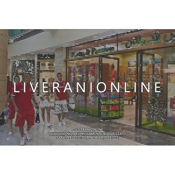 20101211: ABU DHABI, UNITED ARAB EMIRATES - Internacional Porto Alegre players shopping at a mall in Abu Dhabi, a few days before their debut on the FIFA Club World Cup 2010. In picture: Guinazu (L). PHOTO: CITYFILES/NEWSPIX.PL ZJEDNOCZONE EMIRATY ARABSKIE KLUBOWE MISTRZOSTWA SWIATA PILKA NOZNA PORTUGAL,BRAZIL,SPAIN,GERMANY,FRANCE,UK OUT !!! --- Newspix.pl /Agenzia Aldo Liverani Sas - ITALY ONLY - I giocatori dell\' International Porto Alegre ad ABU DHABI, negli Emirati Arabi Uniti per partecipare al FIFA World Cup 2010, Mondiale per Club, Coppa Intercontinentale 13/12/2010 *** Local Caption *** www.newspix.pl mail us: info@newspix.pl call us: 0048 022 23 22 222 --- Polish Picture Agency by Ringier Axel Springer Poland